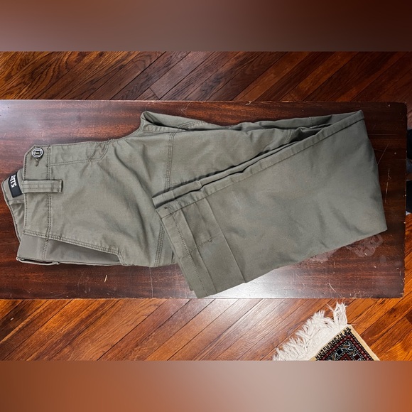 5.11 Tactical Women's Green Cargo Pants - Picture 5 of 8